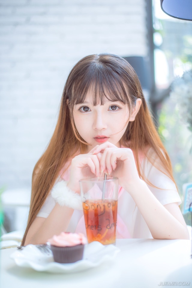 “莫要冲动！”眼看刘璝直接拔剑横在脖子上，刘璋大惊，想要阻止却已经来不及了。